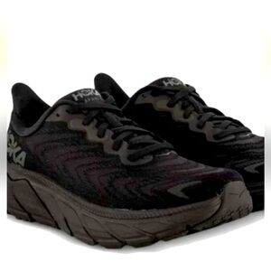 Hoka Arahi 6. Women’s size 6.5. All black.